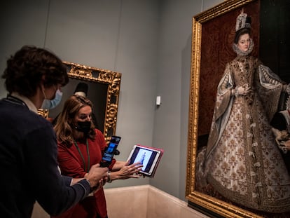 Helena Bernardo y Javier Sainz, en un directo de Instagram en el Museo del Prado.