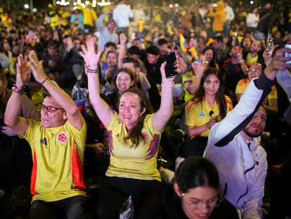 Aficionados celebran un partido de Copa América entre Colombia y Uruguay, en Bogotá, el 10 de julio.