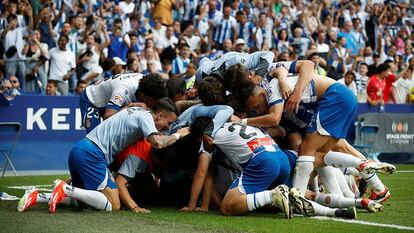 Los jugadores del Espanyol celebran un gol de Javi Puado.