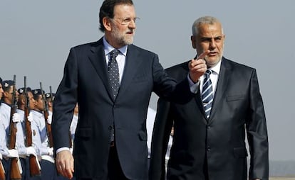 El presidente del Gobierno, Mariano Rajoy, es recibido por su hom&oacute;logo marroqu&iacute;, Abdelilah Benkir&aacute;n, en Rabat. 