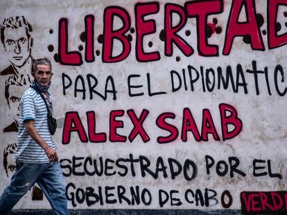 Un hombre pasa por un mural que pide la liberación de Alex Saab, en Caracas, en una imagen del 23 de febrero.