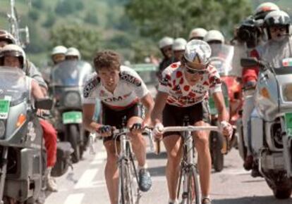 Perico Delgado y Lucho Herrera, con el maillot de rey de la montaña, en el Tour de 1987.