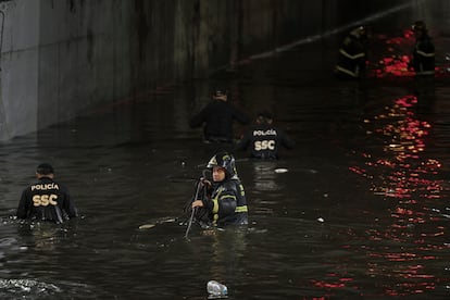 Bomberos realizan actividades de rescate en el bajo puente vehicular en Viaducto, al Oriente de la Ciudad de México.