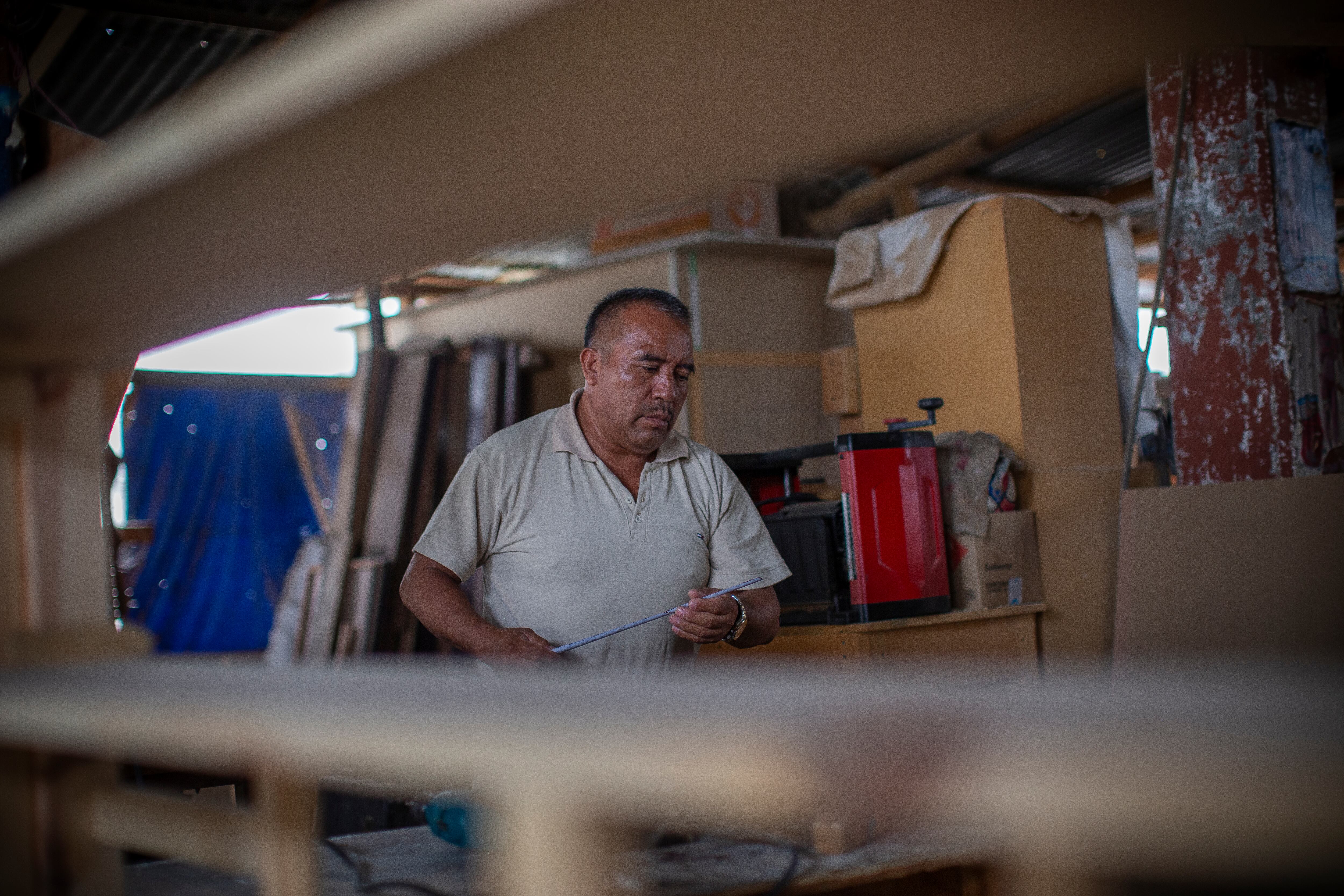 López Alavez en el taller de carpintería.