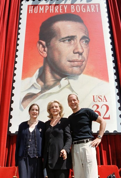 La viuda del actor Humphrey Bogart posa con sus hijos Leslie y Stephen en una interpretación del sello de correos de Estados Unidos en honor a Bogart.