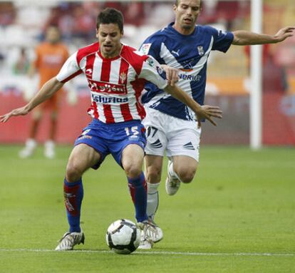 Juanlu y Canella luchan por el balón