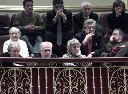 La actriz Pilar Bardem, en el centro, junto al actor Juan Echanove, en el Congreso de los Diputados en el año 2003.