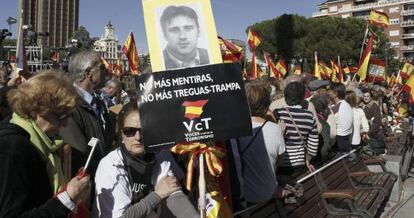 A demonstrator at Sunday's protest holds up a photo of PP councilor Miguel Ángel Blanco, who was killed by ETA.