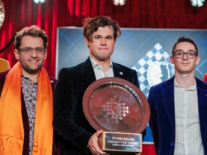 Carlsen con el trofeo de vencedor junto a Caruana (2º, derecha) y Aronián (3º), este viernes en Weissenhaus (Alemania)