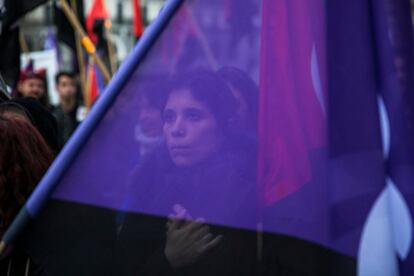 Un grupo de mujeres participan en la lectura del comunicado alternativo de los sindicatos minoritarios consonantes de la huelga de 24 horas con motivo del Día de la Mujer, esta tarde en la Puerta de Alcalá de Madrid. 