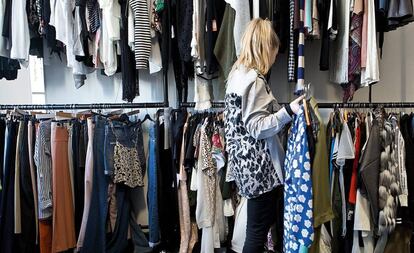 Burros con ropa en las oficinas de Asos.