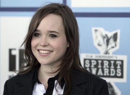 La actriz canadiense, Ellen Page, posa a su entrada a la entrega de premios 'Spirt', donde ha sido galardona como mejor actriz principal por su papel en 'Juno'.