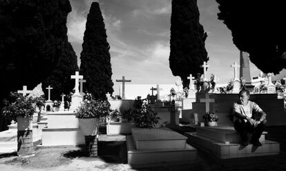 Un sepulturero en el cementerio de Aznalcóllar, Sevilla.