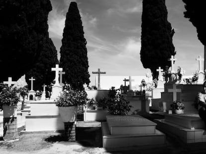 Un sepulturero en el cementerio de Aznalcóllar, Sevilla.