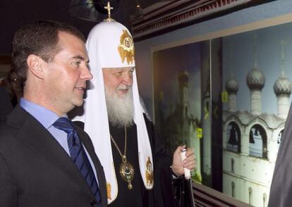 El presidente ruso, Dimitrri Medvédev, visita una exposición sobre la iglesia ortodoxa junto al patriarca Kiril.
