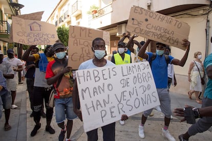 Manifestación, este miércoles en Lepe, en demanda de viviendas de los temporeros afectados por los incendios en los asentamientos.