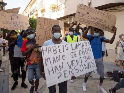 Manifestación, este miércoles en Lepe, en demanda de viviendas de los temporeros afectados por los incendios en los asentamientos.