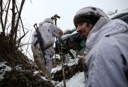 Militares de las fuerzas ucranias permanecen en una trinchera en la línea del frente que les separa de los combatientes respaldados por Rusia, cerca de la aldea de Verkhnetoretske, en la región de Donetsk, el 18 de enero.