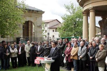 Patxi López, rodeado de candidatos electorales y cargos socialistas, junto al árbol de Gernika, en un acto del último día de campaña.