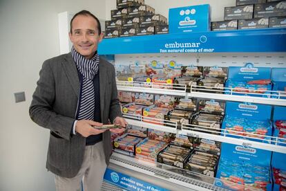 José Viva junto a los originales productos de su empresa
 Embumar. 
 