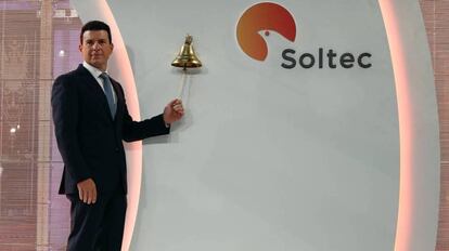 El consejero delegado de Soltec, Raúl Morales, en el palacio de la Bolsa de Madrid, durante el debut de la compañía. 