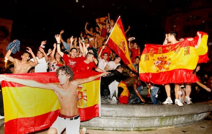 Aficionados de la selección española celebran la victoria en la Plaza Moyua de la capital vizcaína.