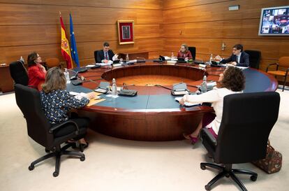 El presidente del Gobierno, Pedro Sánchez, las vicepresidentas Carmen Calvo, Teresa Ribera y Nadia Calviño, la portavoz del Gobierno, Maria Jesús Montero, y el ministro de Sanidad, Salvador Illa, este martes antes de la reunión del Consejo de Ministros.