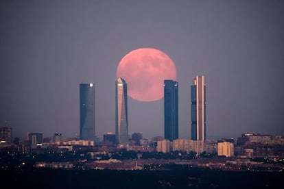 La Luna sobre las Cuatro Torres de Madrid.