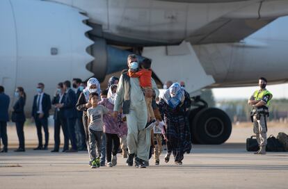 Un grupo de afganos llegaba a la base aérea de Torrejón de Ardoz, el pasado 27 de agosto.