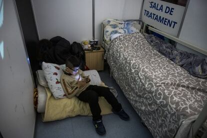 Los cubículos donde se alojan las familias son pequeños, apenas caben una cama y las maletas. La mayoría se queda aquí unos días hasta que deciden adónde ir: la casa de algunos amigos, Rumanía u otros países de Europa, o sus países de origen. Aquí en Moldexpo hay una comunidad numerosa de nacidos en Azerbaiyán que residían en Ucrania. Ahora necesitan arreglar algunos documentos para poder regresar a una tierra que sus hijos no han conocido.