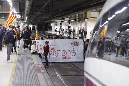 Estudiants tallen l'AVE a Barcelona