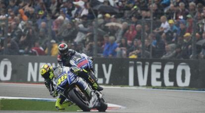 Rossi y Lorenzo rodando bajo la lluvia en el circuito de Assen.