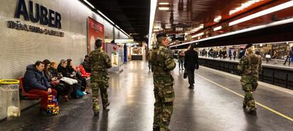 Varios militares patrullan en la estación de metro de Auber, en París.