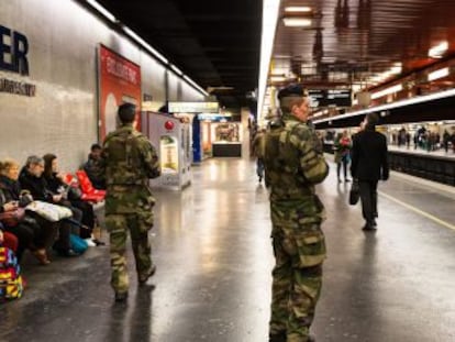 Varios militares patrullan en la estaci&oacute;n de metro de Auber, en Par&iacute;s.