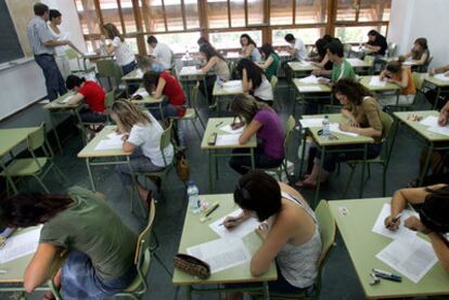 Arriba, oposiciones docentes de 2007, en Cheste (Valencia).