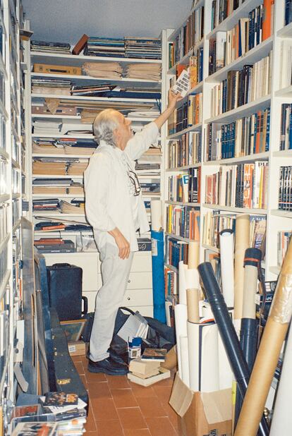 Fernando Trueba en la biblioteca de su casa en el distrito madrileño de Ciudad Lineal.