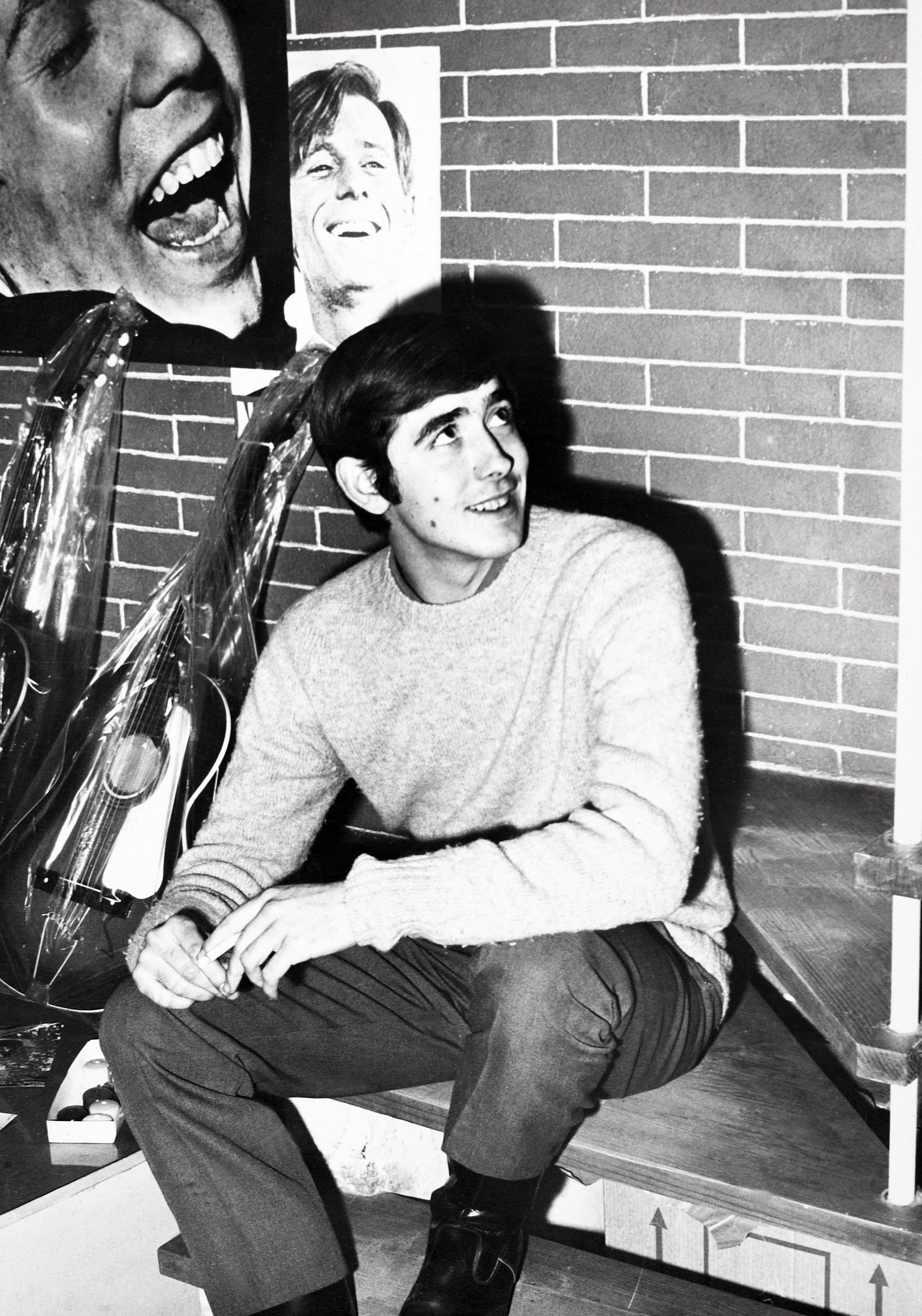 Joan Manuel Serrat en su piso de Poble Sec, Barcelona (1962).