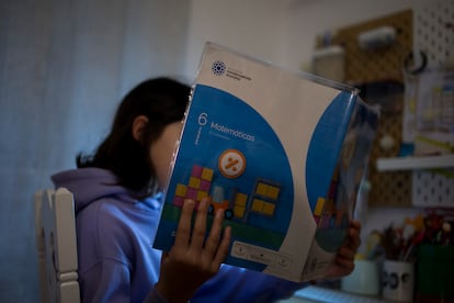 Una niña de sexto de primaria estudia matemáticas en su habitación. / ÓSCAR CORRAL (EL PAÍS).