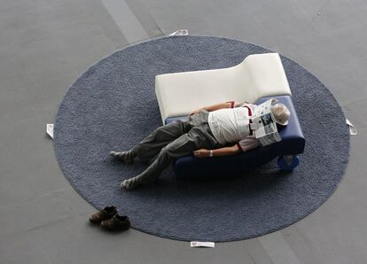 Un visitante se echa una siesta en un sofá en el Museo Nacional de Ciencias Emergentes e Innovación, en Tokio. 24 de julio 2014.