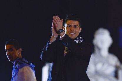 Di Maria y Cristiano Ronaldo aplauden a los aficionados congregados en la plaza de la Cibeles. 