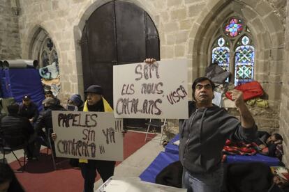 Església de Santa Anna.  A l'esquerra, el pakistanès Ijaz Ahmad. A la dreta, el seu compatriota Mian Khalid.