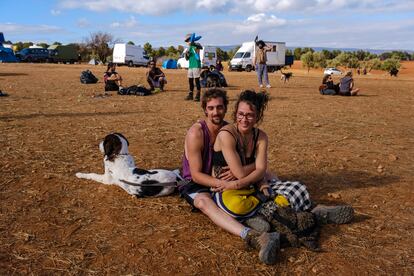 Los belgas Dylan y Stephanie descansan junto a su perro durante la Rave