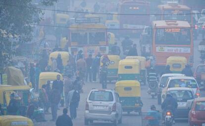 Una calle de Nueva Delhi atestada de coches a mediados de diciembre.