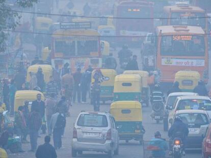 Una calle de Nueva Delhi atestada de coches a mediados de diciembre.  