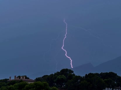 Un rayo cae sobre la isla de Dragonera durante una tormenta en la localidad mallorquina de Andrach.