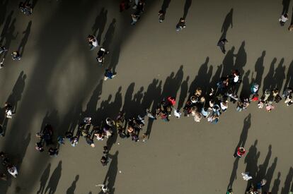 Se cree que las colas se popularizaron entre la sociedad civil con el auge de las ciudades. En la imagen, fila para acceder a la Torre Eiffel, en París.