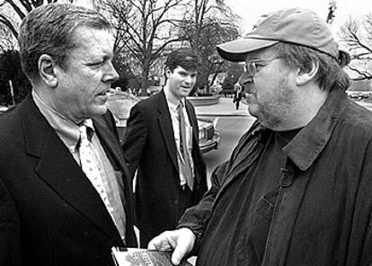 Michael Moore (derecha), con el congresista John Tanner, durante el rodaje de <i>Fahrenheit 9/11.</i>