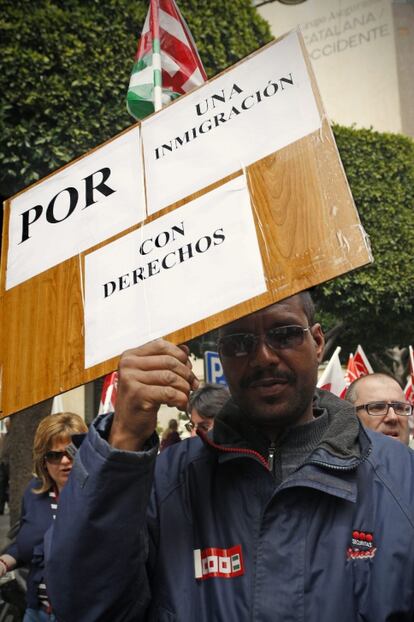 Un inmigrante participa en Almería en la manifestación
