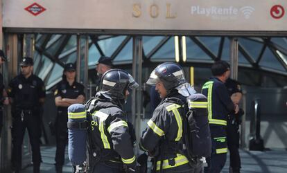 Bomberos y agentes de la Policía Nacional en el exterior de la estación de Sol, este sábado.