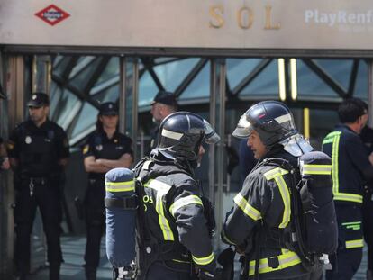 Bomberos y agentes de la Policía Nacional en el exterior de la estación de Sol, este sábado.
